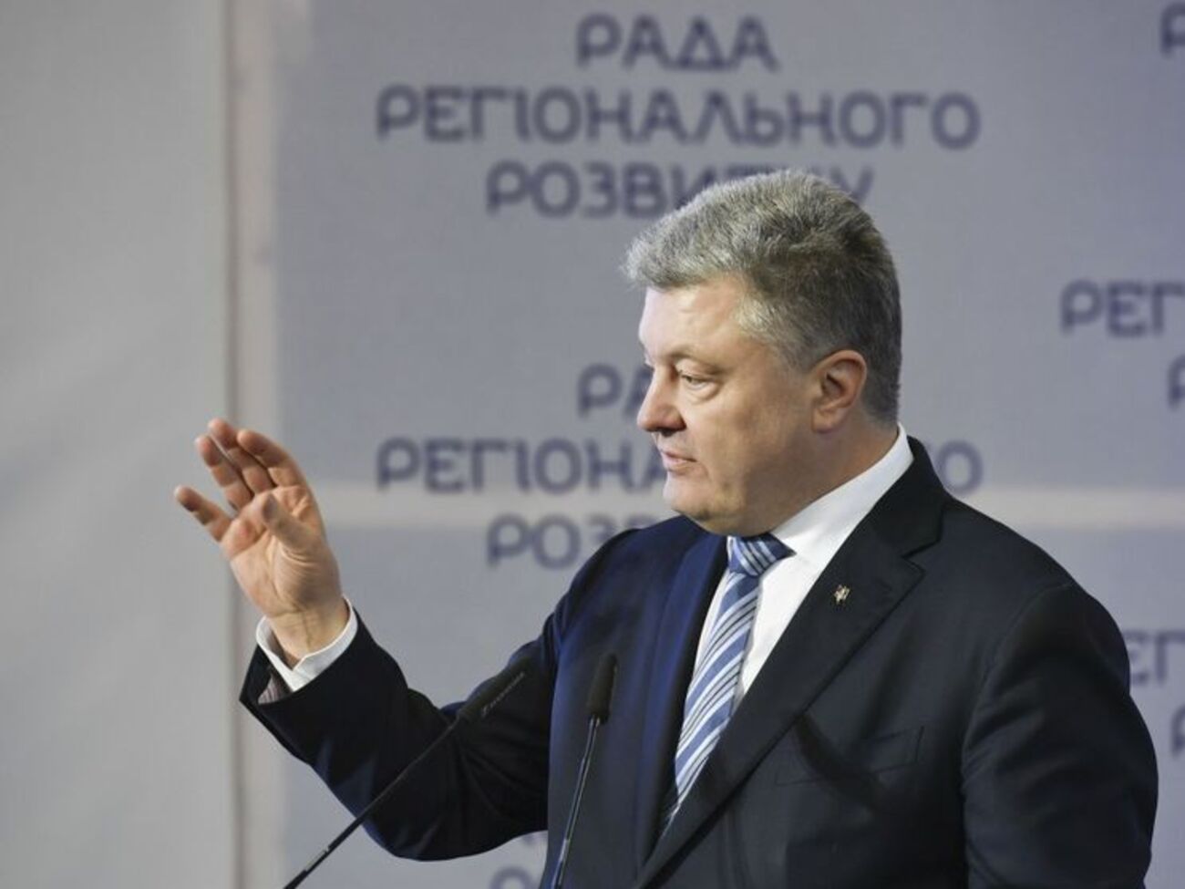 Порошенко: Если кто-то честно работает на укрепление обороноспособности, то тем нужно дать возможность защитить свое честное имя