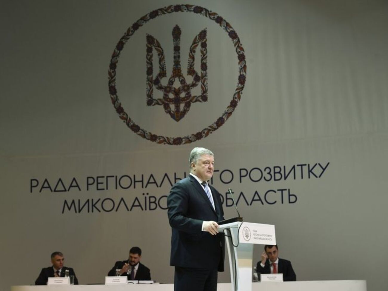 Порошенко закликав українців бути уважними до інформації, яка з'являється у ЗМІ у передвиборчий період