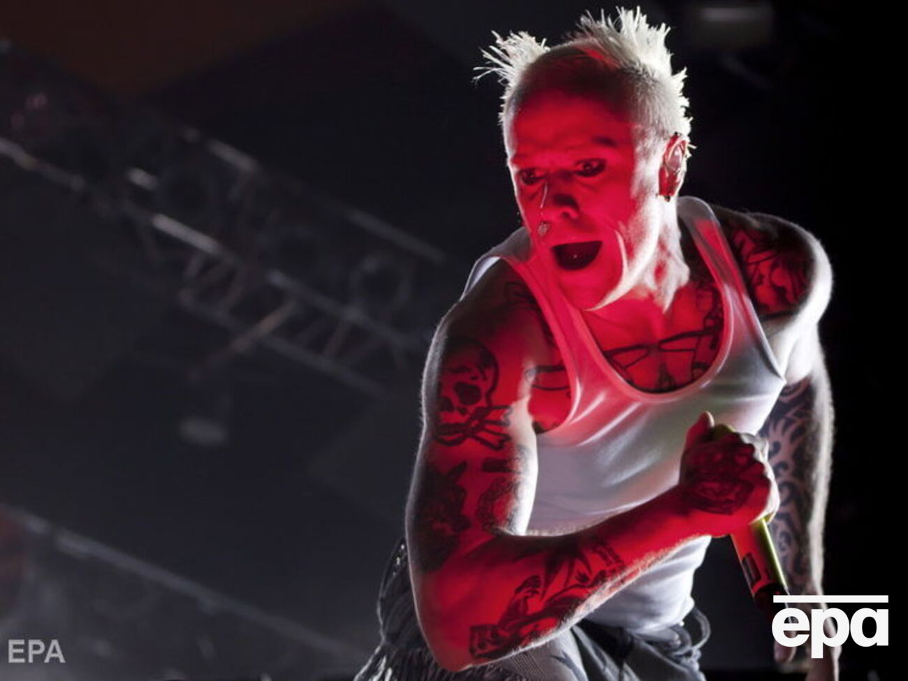 Флинт в 1990 году стал танцором группы The Prodigy, а потом ее вокалистом