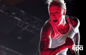 Флинт в 1990 году стал танцором группы The Prodigy, а потом ее вокалистом
