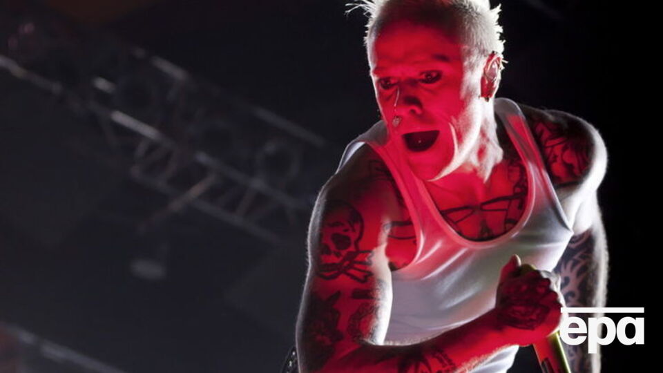 Флінт 1990 року став танцівником гурту The Prodigy, а пізніше його вокалістом
