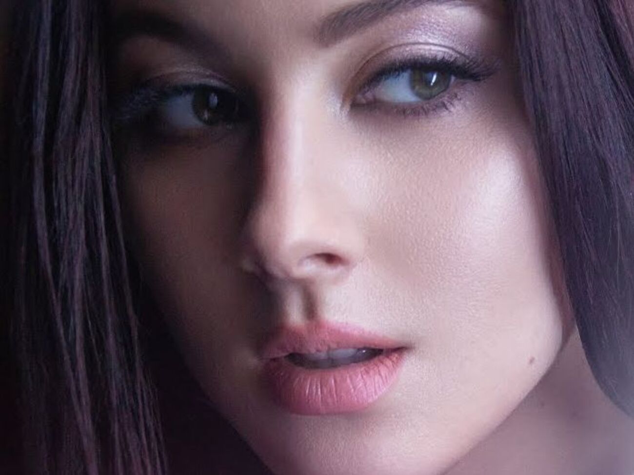 Кожевнікова з'являється в кадрі на тлі тексту пісні