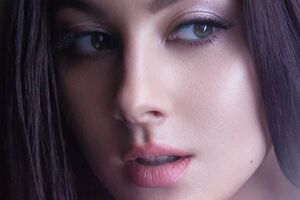 Кожевнікова з'являється в кадрі на тлі тексту пісні