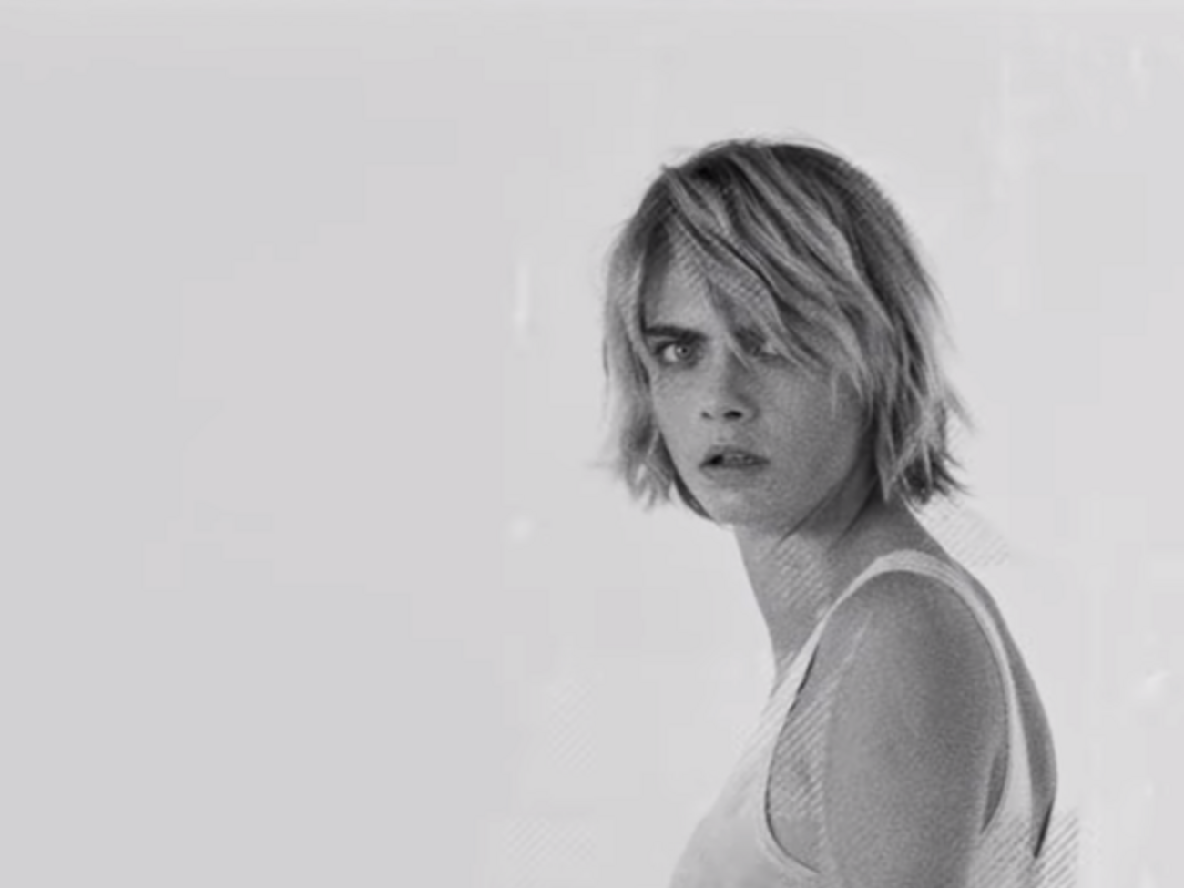 Делевинь исполнила главную роль в клипе