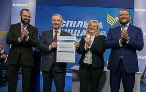 (Слева направо) Гольдарб, Вилкул, Фабрикант и Добкин подписали "Совместную инициативу мира"