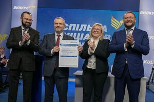 (Слева направо) Гольдарб, Вилкул, Фабрикант и Добкин подписали "Совместную инициативу мира"