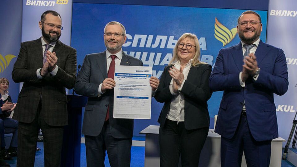 (Зліва направо) Гольдарб, Вілкул, Фабрикант і Добкін підписали "Спільну ініціативу миру"