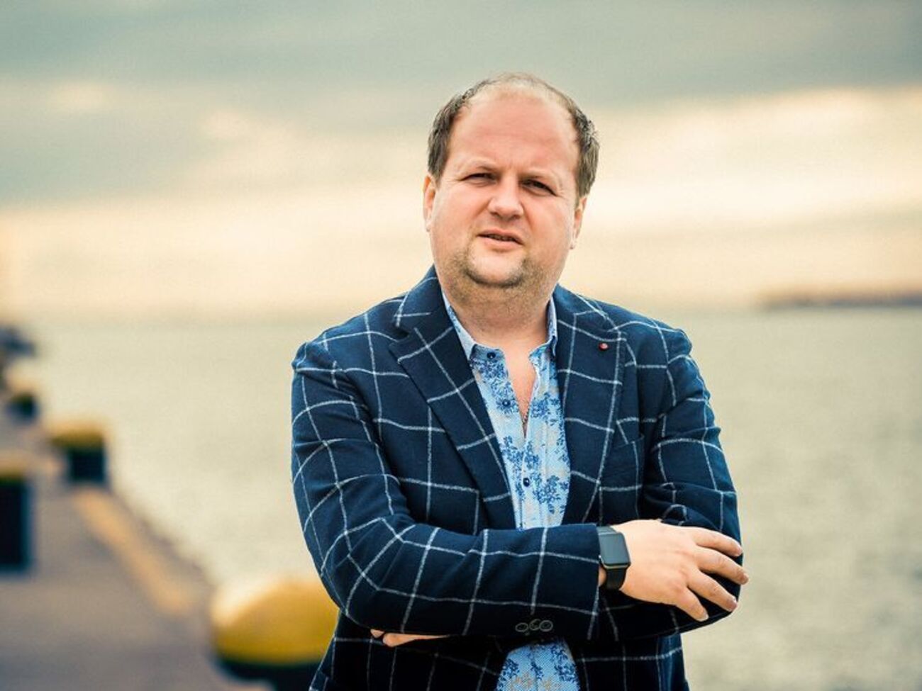 Если вы хотя бы раз не улыбнетесь в течение нашего видео "Циклоны", обещаю вам вернуть доллар по восемь