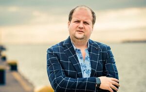 Если вы хотя бы раз не улыбнетесь в течение нашего видео "Циклоны", обещаю вам вернуть доллар по восемь