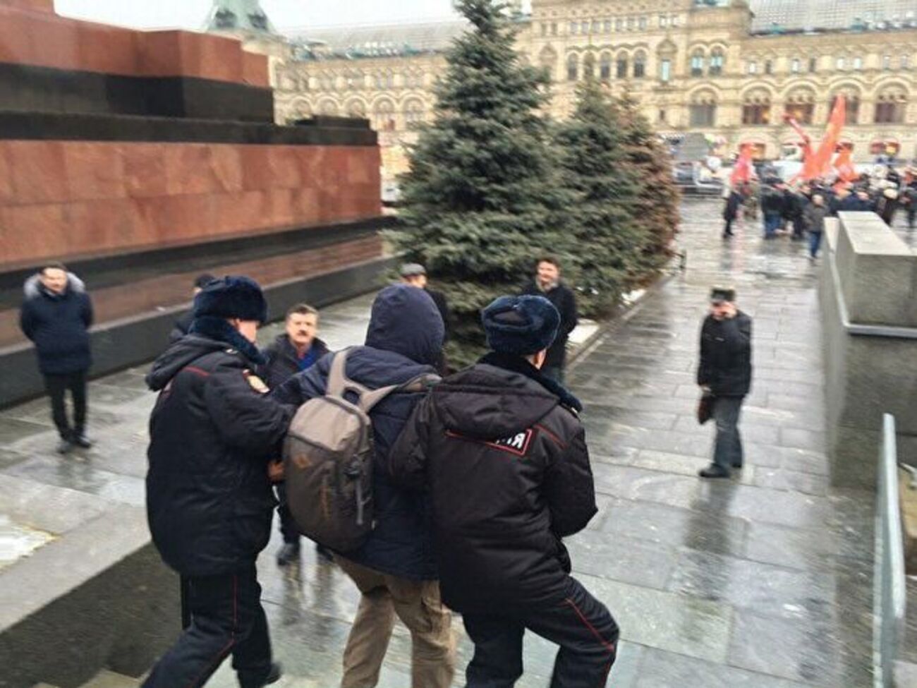 Полиция задержала молодого человека, который бросил гвоздики в памятник Сталину