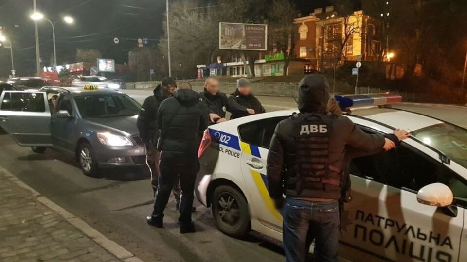 Сотрудники департамента внутренней безопасности Нацполиции задокументировали факт получения взяток, патрульных задержали сразу после передачи денег
