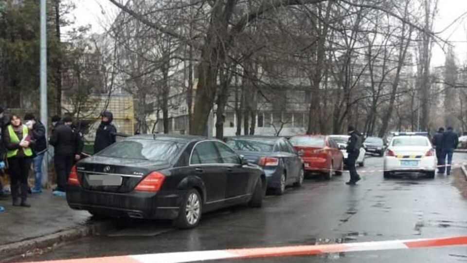 У салоні іномарки правоохоронці виявили тіло чоловіка з вогнепальним пораненням голови