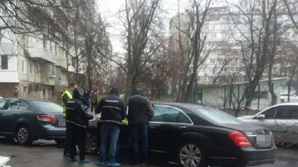 Тіло чоловіка виявили в машині на вулиці Флоренції в Києві