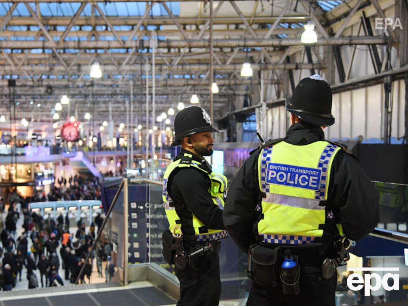 Полиция оцепила часть вокзала Ватерлоо, движение поездов не прерывалось