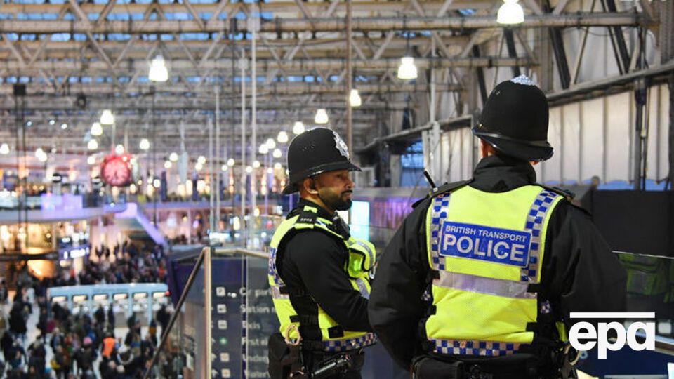 Полиция оцепила часть вокзала Ватерлоо, движение поездов не прерывалось