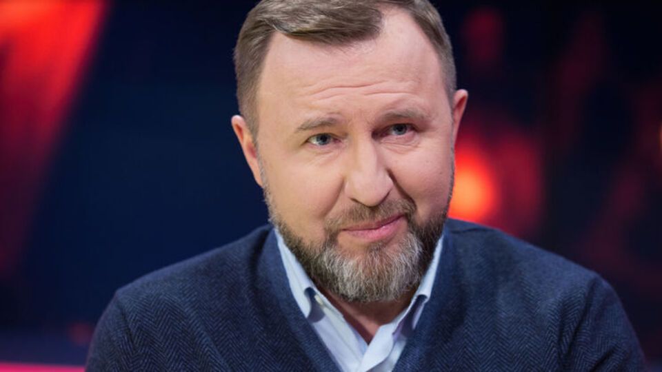 Макаренко: Підписують договір між литовською та полтавською фірмою – нібито автомобіль на литовських номерах здійснює комерційне перевезення коробки паперу формату А4 в Полтаву. У такий спосіб намагаються затягнути "євробляхи" в Україну