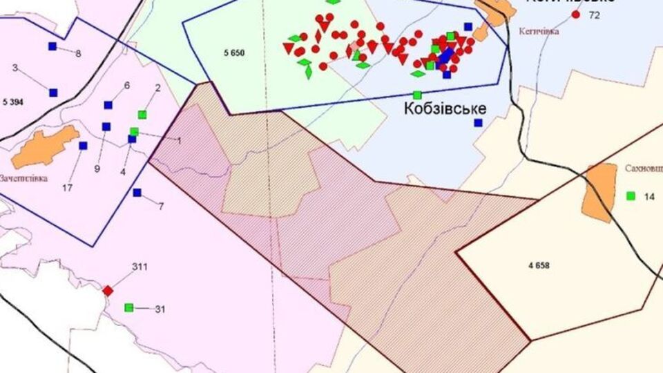 Карта розташування нафтогазових свердловин та ліцензійних ділянок на території, прилеглій до Південно-Кобзівської площі