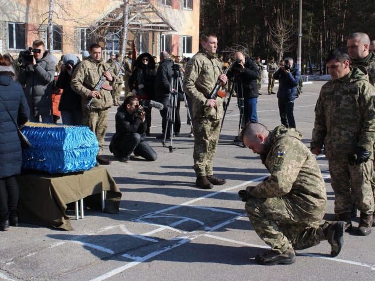 Проститься&nbsp;с Русланом Дейнеко пришли побратимы, близкие и родственники