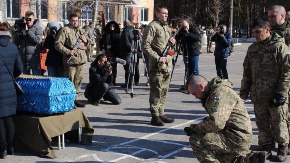 Попрощатися з Русланом Дейнекою прийшли побратими, близькі та родичі