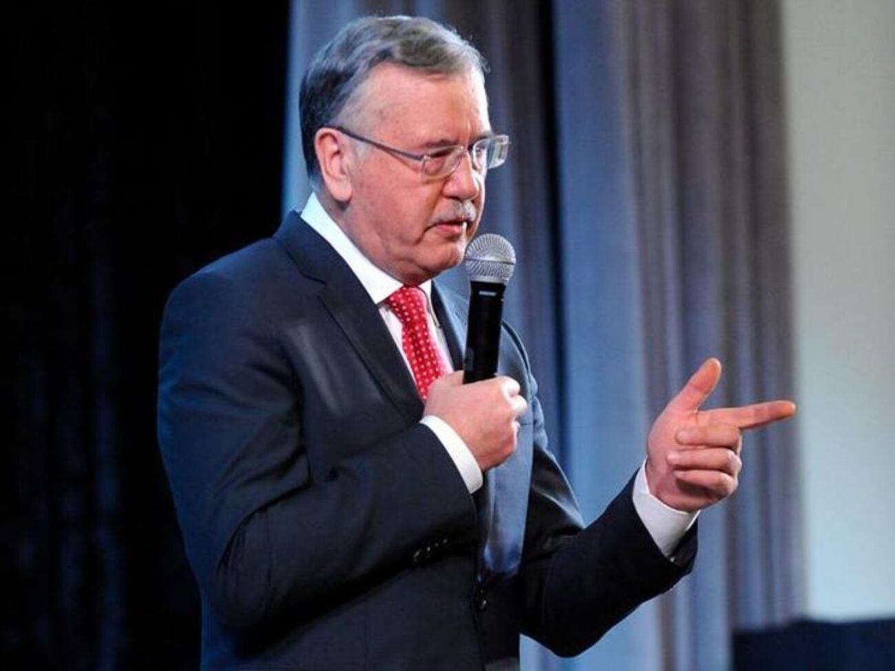 Гриценко считает, что суд должен обязать Порошенко оплатить "предвыборную агитацию" из его избирательного фонда