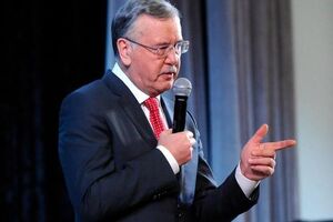 Гриценко считает, что суд должен обязать Порошенко оплатить "предвыборную агитацию" из его избирательного фонда