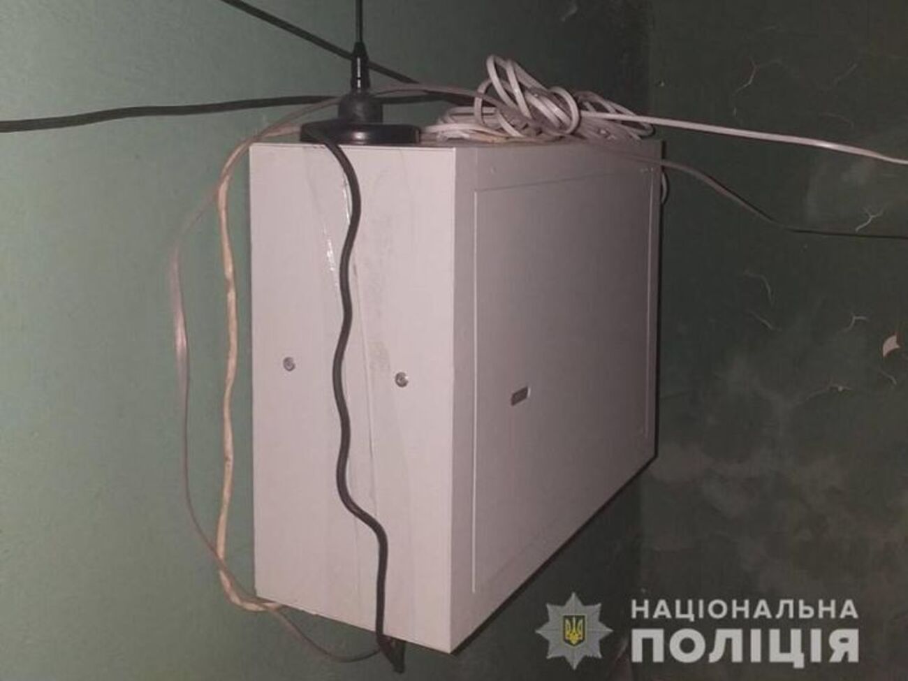 Устройство для прослушивания обнаружили в доме на той же улице, где находится офис Зеленского