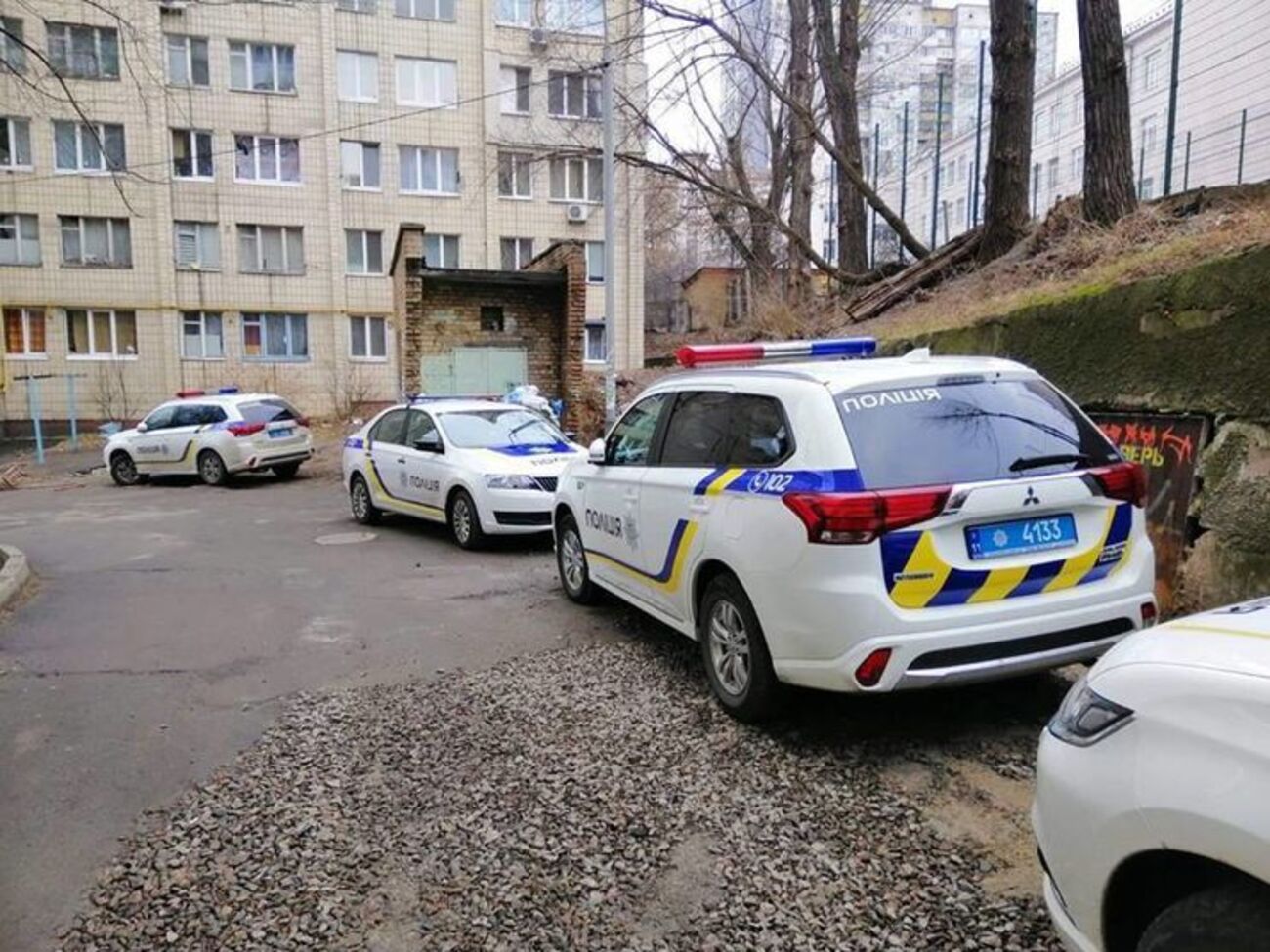 4 березня поліцейські вилучили обладнання для прослуховування в будівлі навпроти офісу Зеленського