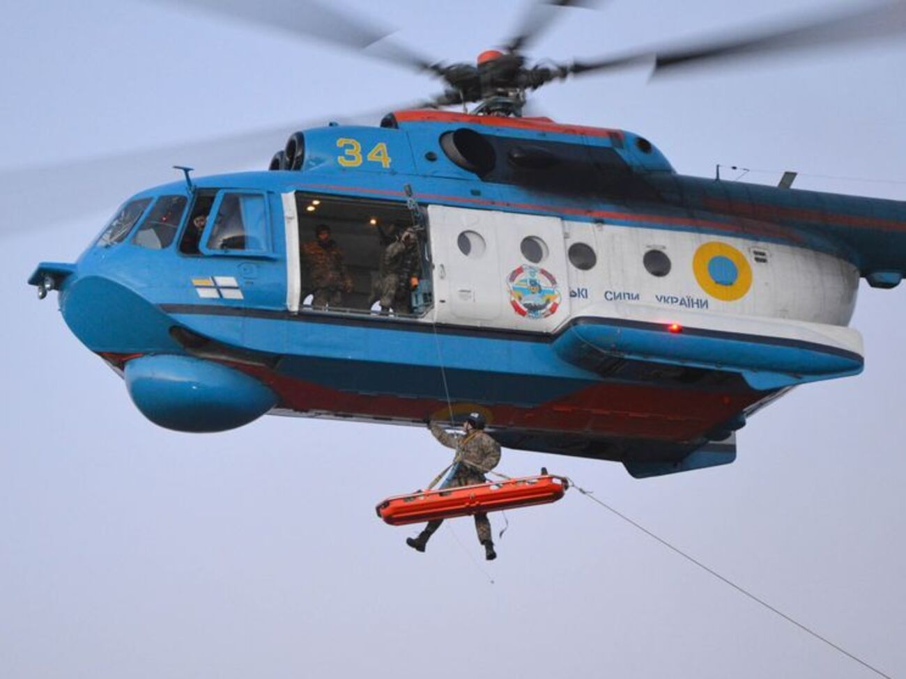 Екіпажі відпрацювали льотні вправи і підйом пораненого за допомогою лебідки