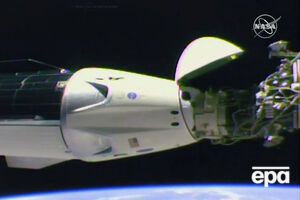 Crew Dragon отстыковался от МКС
