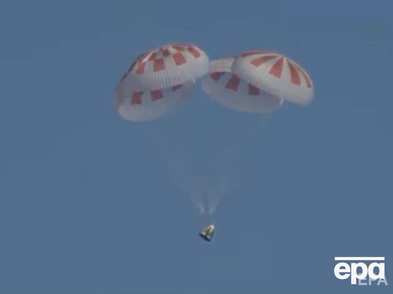 Капсула опустилась в воды океана на парашютах