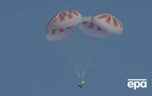 Капсула опустилася у води океану на парашутах