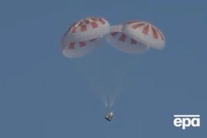 Капсула опустилася у води океану на парашутах