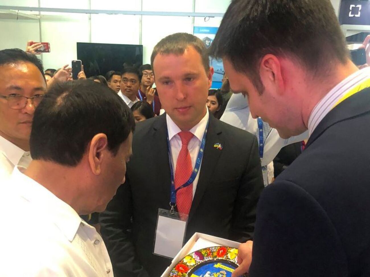 Бельбас (на фото в центре) был арестован 6 марта