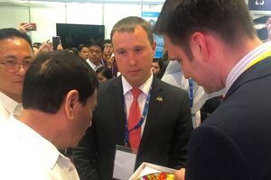 Бельбас (на фото в центре) был арестован 6 марта