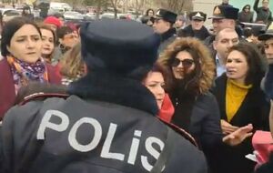 Правоохранители оттеснили митинг к проезжей части, а потом – и к станции метро