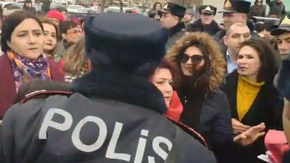 Правоохранители оттеснили митинг к проезжей части, а потом – и к станции метро