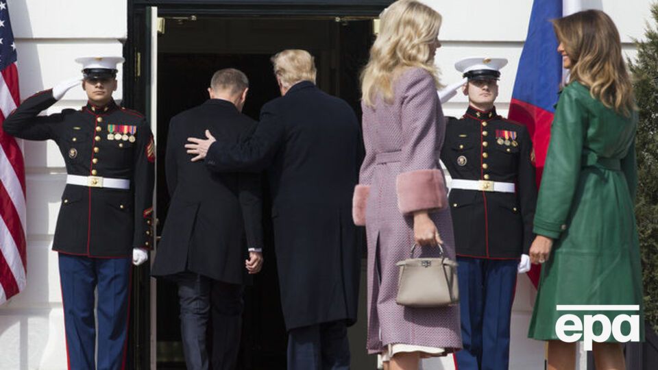 Меланья Трамп (в зеленом плаще) осталась снаружи, когда президент США зашел в Белый дом