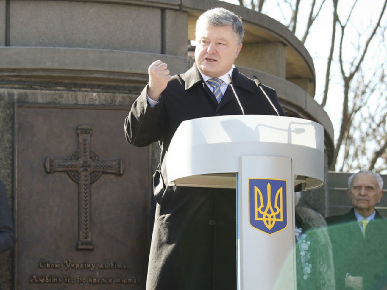Порошенко: "Кобзар" дуже часто можна побачити у бліндажах на передовій