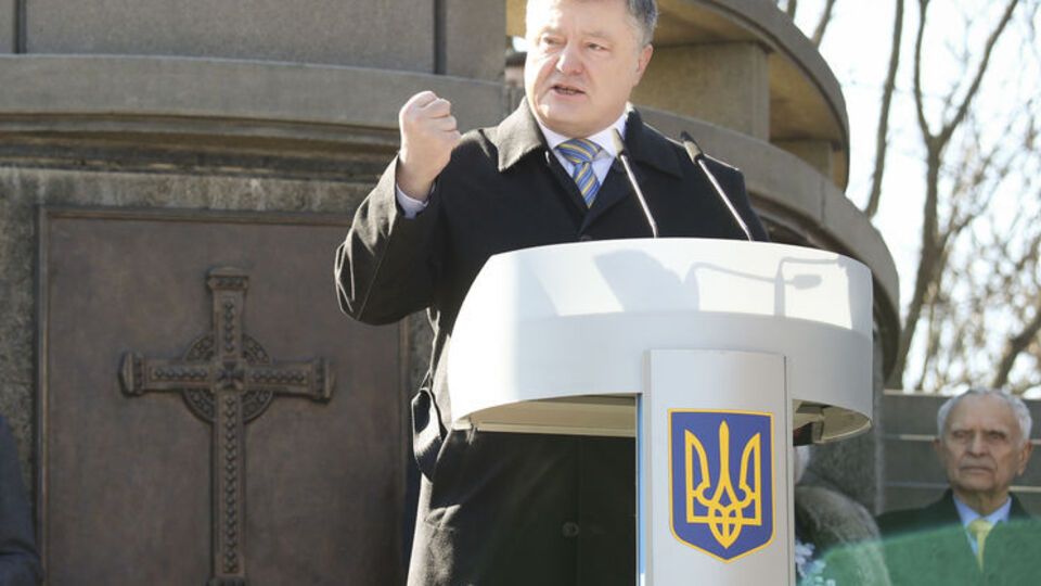 Порошенко: "Кобзарь" очень часто можно увидеть в блиндажах на передовой