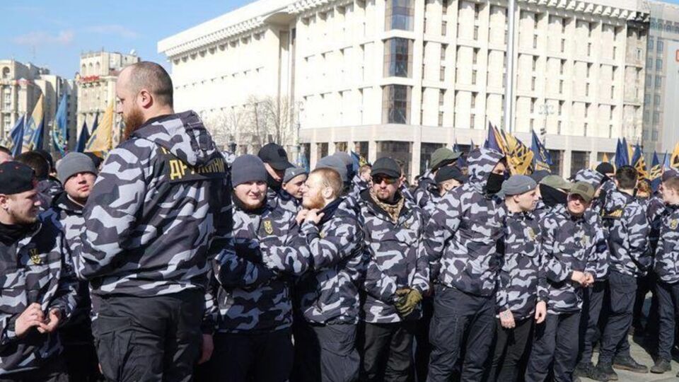 На Майдан вышли в том числе представители "нацдружин"