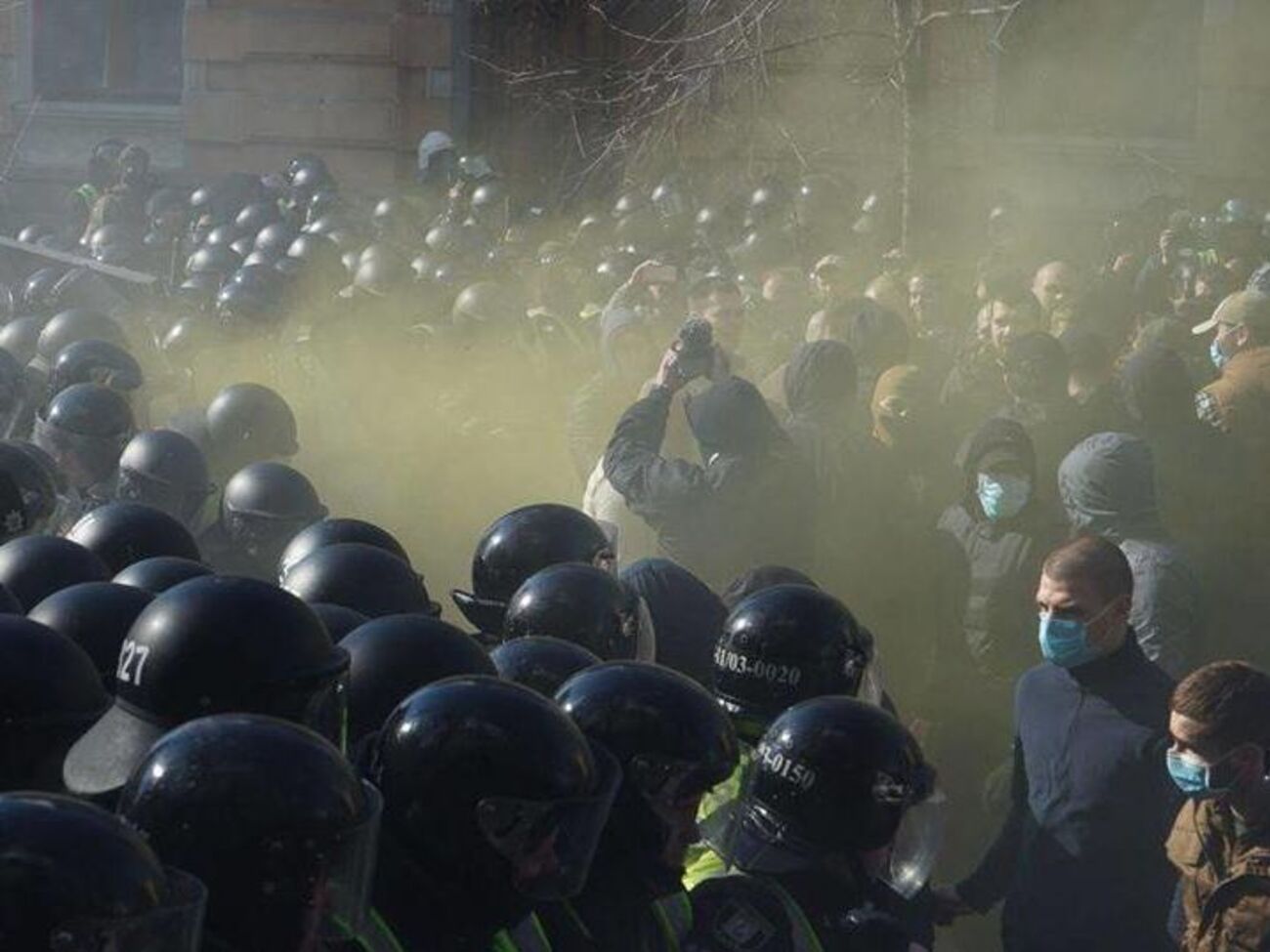 Під АП почалися сутички