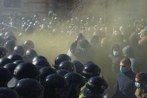 Під АП почалися сутички