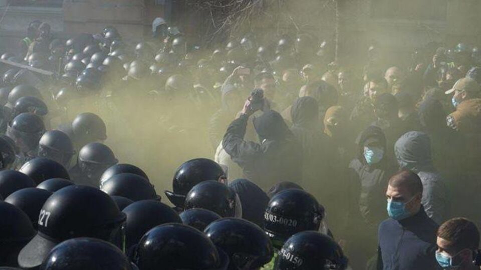 Сутички сталися з використанням димових шашок