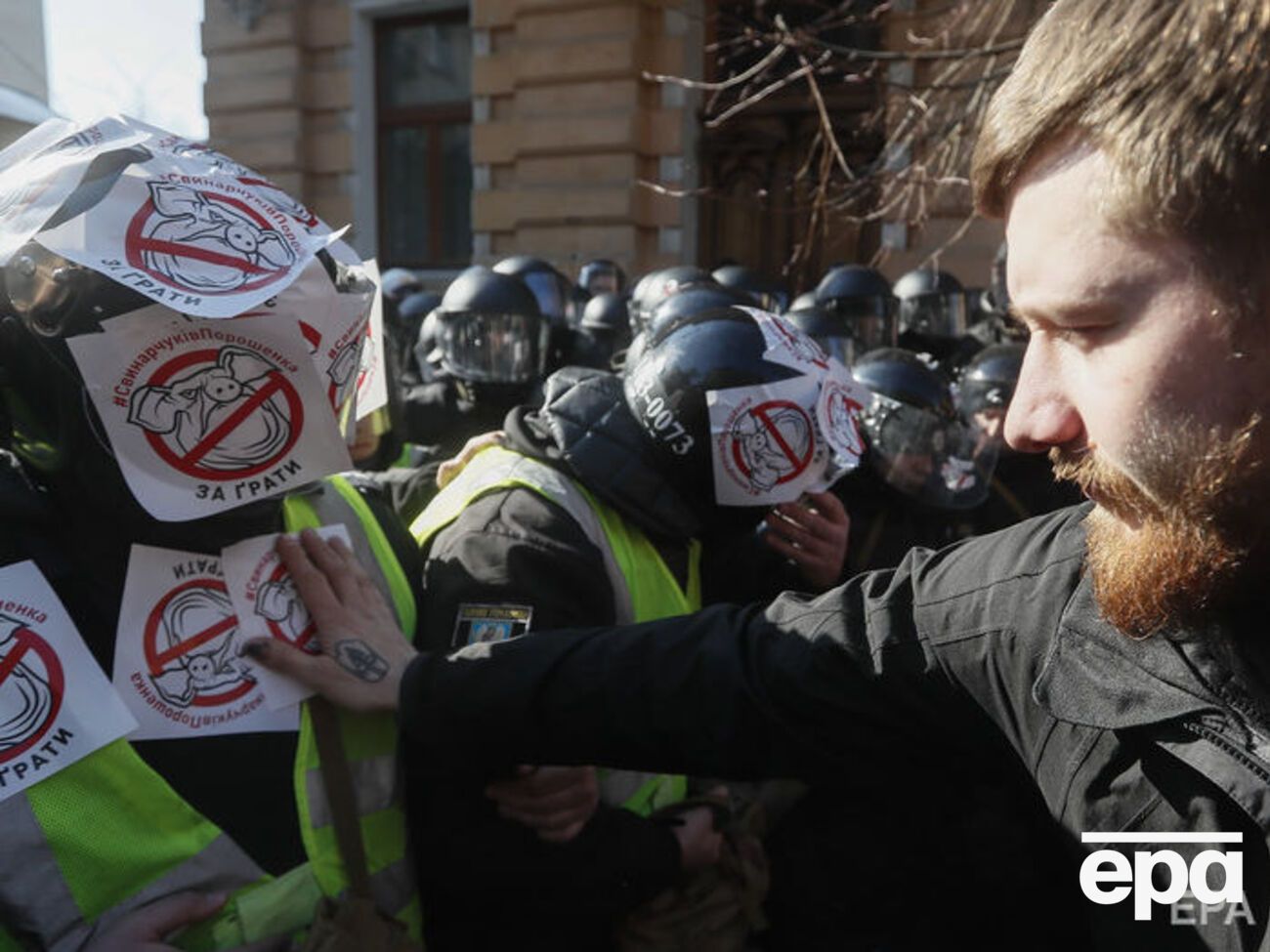 Учасники акції заклеювали листівками шоломи поліцейських