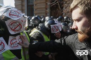 Участники акции заклеивали листовками шлемы полицейских