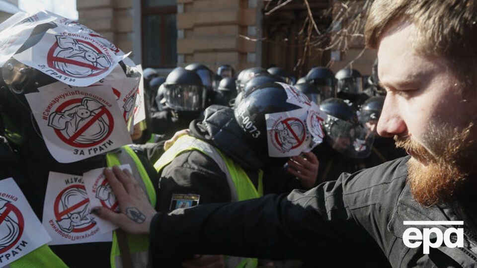 Учасники акції заклеювали листівками шоломи поліцейських