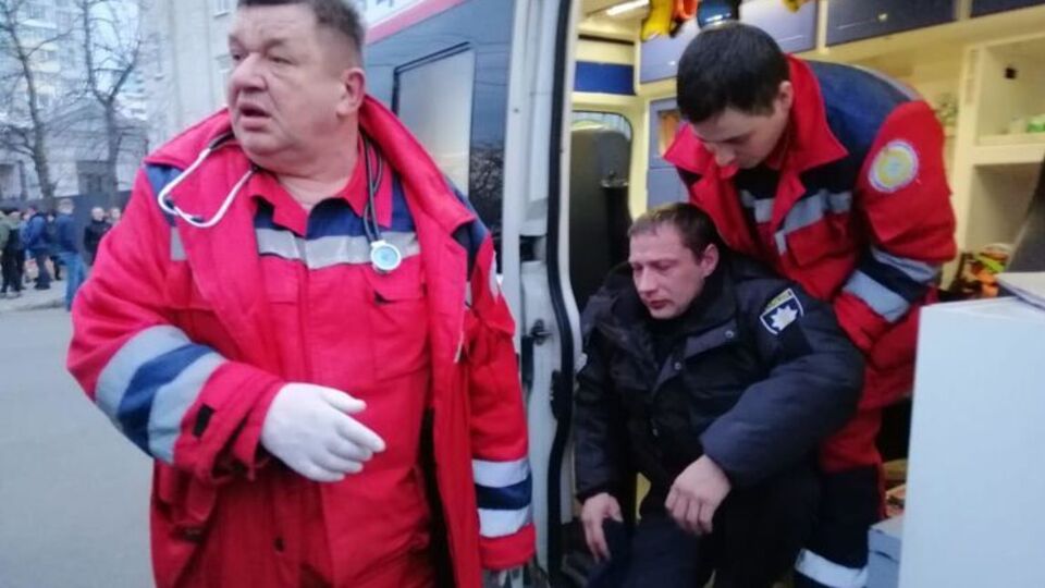 П'ятьом поліцейським надали допомогу на місці, ще 10 звернулися в лікарню