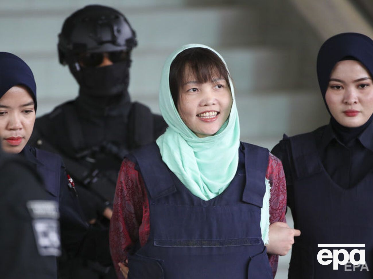 Доан Тхи Хыонг (на фото) вместе с&nbsp;Сити Айшей набросили на голову жертвы ткань, пропитанную ядом