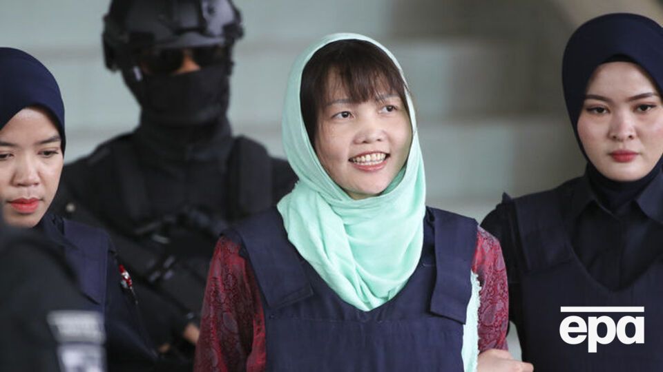 Доан Тхи Хыонг (на фото) вместе с Сити Айшей набросили на голову жертвы ткань, пропитанную ядом