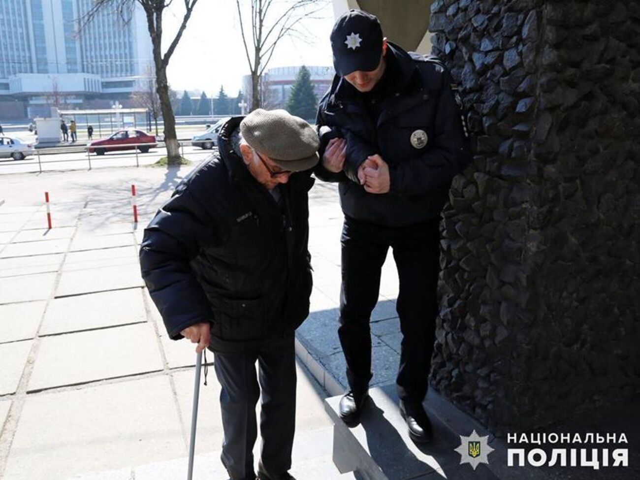 Пострадавший полицейский охранял избирательный участок